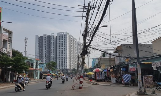 Hàng cột điện đứng giữa đường Tô Hiệu (quận Tân Phú, TPHCM). Ảnh: Hữu Huy