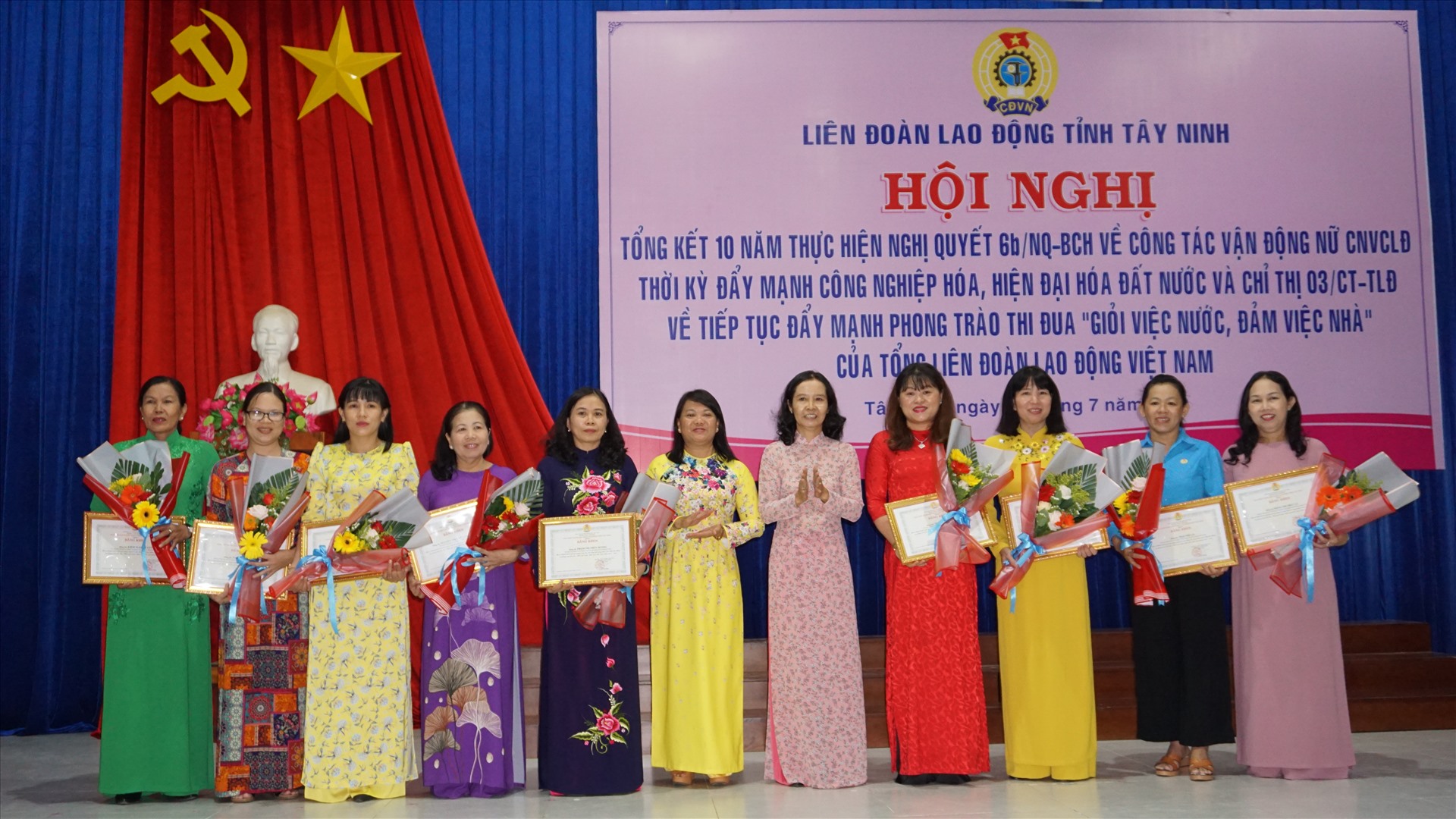 Lãnh đạo LĐLĐ tỉnh trao tặng bằng khen của LĐLĐ tỉnh cho các tập thể đạt thành tích - ảnh Quốc Tiến