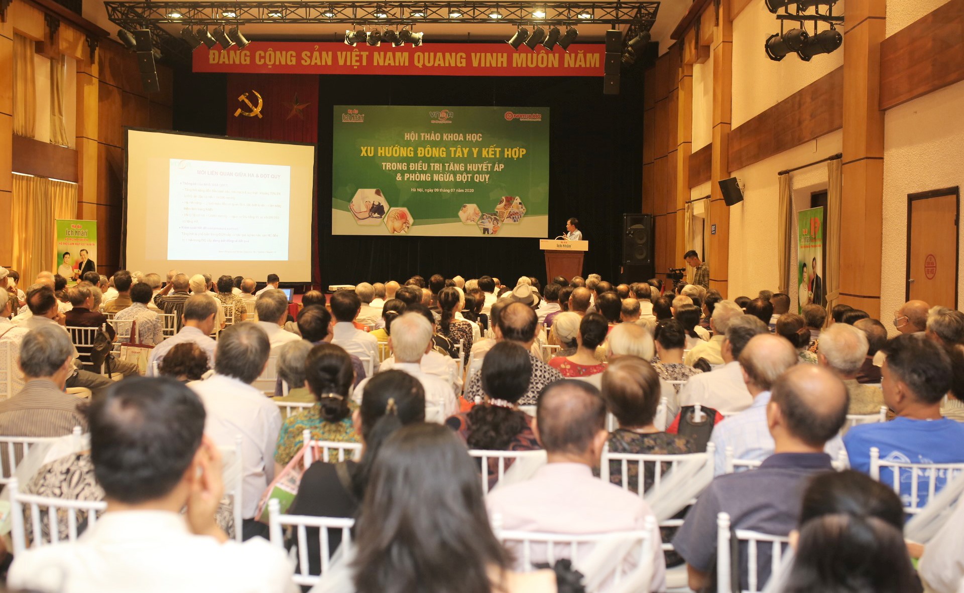 Qua nghiên cứu hiện đại, người ta đã thấy rằng các dược liệu như địa long, hòe hoa rất tốt cho bệnh nhân tăng huyết áp. Ảnh chụp hội thảo: Tuệ Tâm