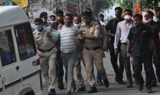 Vikas Dubey (áo kẻ) bị cảnh sát bắt hôm 9.7. Ảnh: Hindustan Times