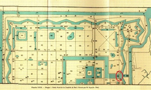 Bản đồ BAVH 1933, điểm 121: Cửa Tả và Cửa Hữu của Đông Thành Thủy Quan theo miêu tả của Cadièrre, chính là 2 pháo môn đã được trung tá Colonel Ardant du Picq khảo tả trong bài "Những đồn lũy của Kinh thành Huế" năm 1924.