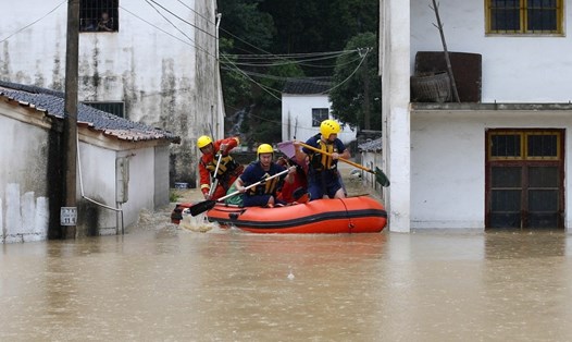 Nhân viên cứu hộ giúp những người dân bị mắc kẹt sơ tán ở thành phố Hoàng Sơn, tỉnh An Huy. Ảnh: Tân Hoa Xã
