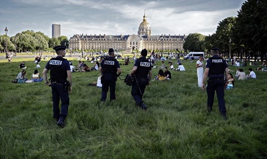 Cảnh sát yêu cầu người dân giãn cách xã hội khi tụ tập trước khách sạn des Invalides ở Paris, Pháp hôm 21.5. Ảnh: AFP.