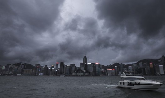Hong Kong có động thái chưa từng xảy ra trong vòng 27 năm với áp thấp nhiệt đới đang hình thành trên Biển Đông. Ảnh: SCMP.