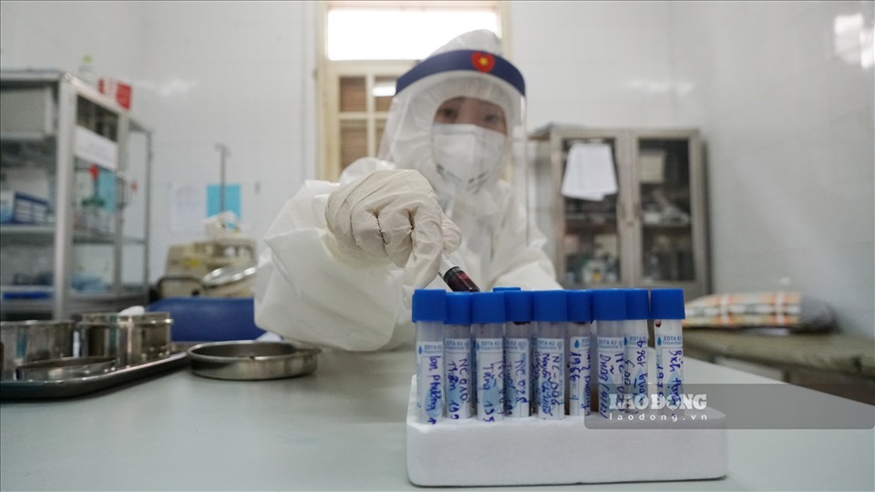 Xét nghiệm mắc COVID-19. Ảnh: Tô Thế.