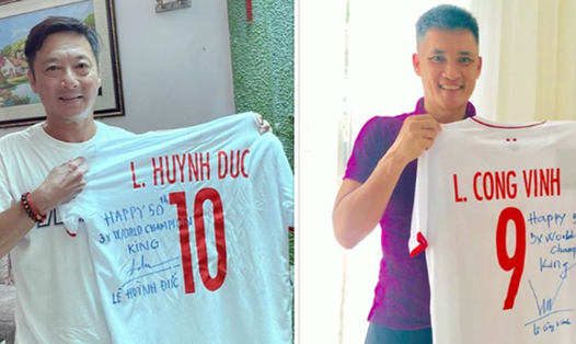 2 chiếc áo đấu có chữ kí của Lê Huỳnh Đức và Lê Công Vinh gửi tặng Vua bóng đá Pele. Ảnh: VFF