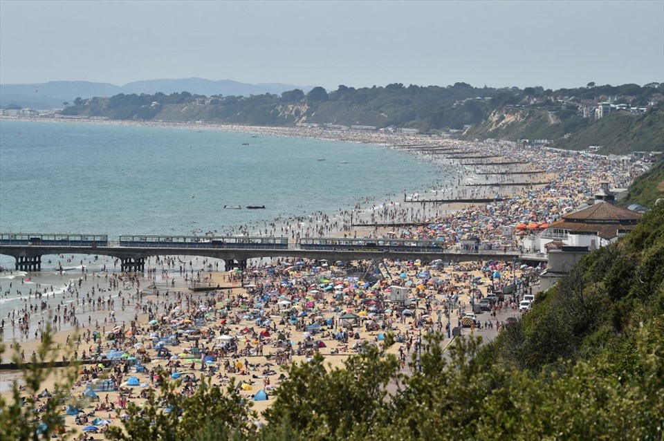Người dân tập trung đông đúc tại bãi biển Bournemouth, Bournemouth, Anh hôm 31.7. Ảnh: AFP.