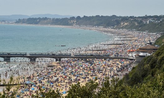 Người dân tập trung đông đúc tại bãi biển Bournemouth, Bournemouth, Anh hôm 31.7. Ảnh: AFP.