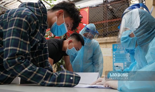 Người dân đăng ký test nhanh COVID-19 ở Hà Nội. Ảnh: Lao Động