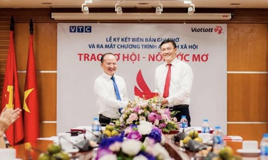 Ông Trần Đức Thành - Giám đốc Đài truyền hình kỹ thuật số VTC (bên trái) và ông Nguyễn Thanh Đạm - Tổng Giám đốc Vietlott (bên phải) ký kết hợp tác. Ảnh TH