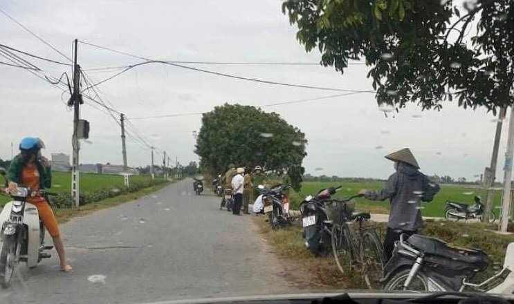 Huyện Hưng Hà phong tỏa thôn Bùi sau khi phát hiện có ca nghi nhiễm COVID-19. Ảnh Khải Na