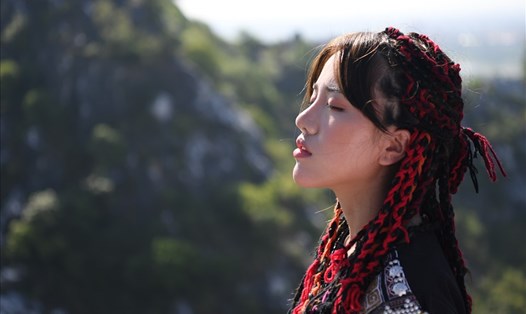 Nữ ca sĩ Phùng Khánh Linh giới thiệu MV "Thế giới không anh". Ảnh: Nhân vật cung cấp.