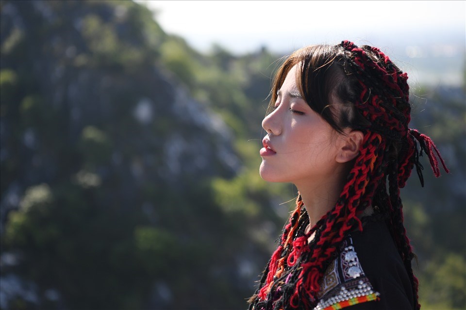 Nữ ca sĩ Phùng Khánh Linh giới thiệu MV "Thế giới không anh". Ảnh: Nhân vật cung cấp.