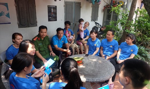 Một buổi sinh hoạt công nhân khu nhà trọ tại xã Hải Bối (Hà Nội). Ảnh: Mai Quý