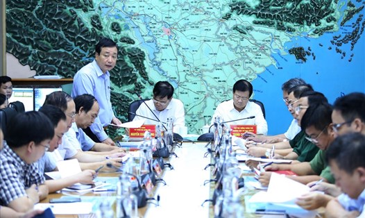 Phó Thủ tướng Chính phủ Trịnh Đình Dũng yêu cầu triển khai các giải pháp ứng phó với áp thấp nhiệt đới đang mạnh lên thành bão. Ảnh: Ngọc Hà