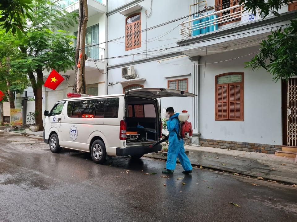 Nhân viên y tế phun khử khuẩn tại khu vực phố Văn Cao (Hải An, Hải Phòng) nơi chuyên gia người Hàn Quốc nghi nhiễm COVID-19 sinh sống trước khi về nước. Ảnh PV