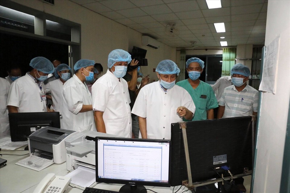Thứ trưởng Bộ Y tế Nguyễn Trường Sơn kiểm tra, thăm hỏi Bệnh viện Trung ương Huế. Đây là nơi đang chữa trị cho nhiều bệnh nhân từ Đà Nẵng đưa ra. Ảnh: BV Trung ương Huế cung cấp.