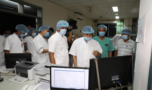 Thứ trưởng Bộ Y tế Nguyễn Trường Sơn kiểm tra, thăm hỏi Bệnh viện Trung ương Huế. Đây là nơi đang chữa trị cho nhiều bệnh nhân từ Đà Nẵng đưa ra. Ảnh: BV Trung ương Huế cung cấp.