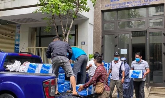 Quỹ TLV Lao Động cùng Đội CTXH Nhân Ái tiếp tục chuyển hàng thiết yếu đến các bệnh viện Đà Nẵng bị cách ly. Ảnh TH.