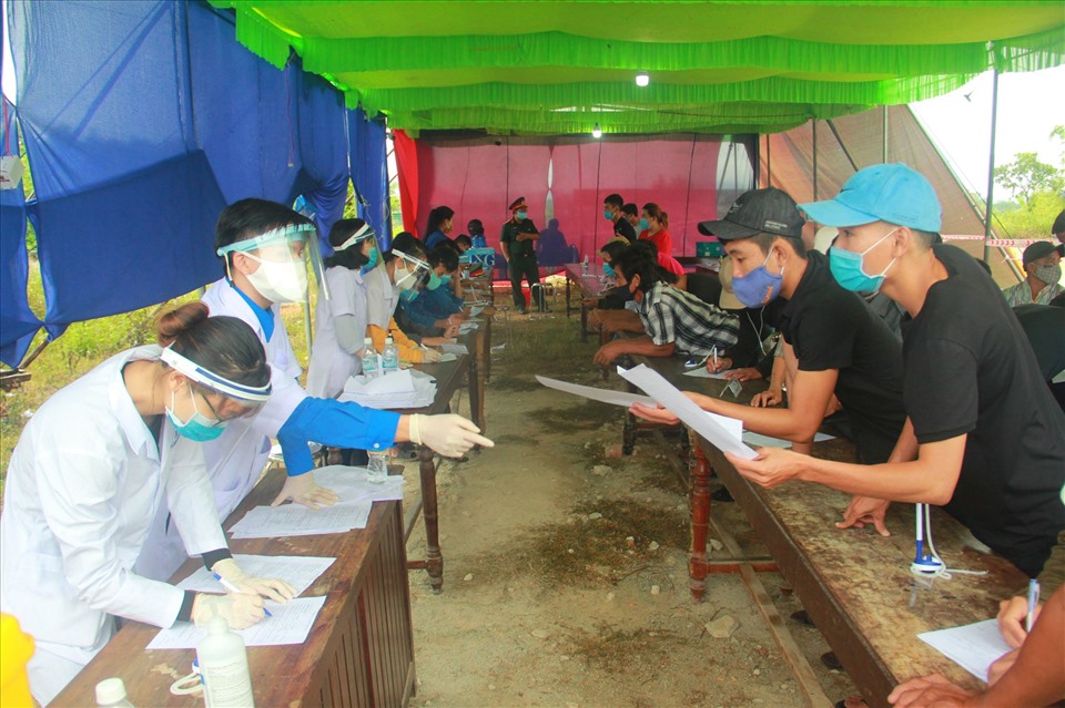 Lực lượng chức năng tại Chốt kiểm soát y tế số 2 Thừa Thiên Huế đo thân nhiệt, kê khai y tế đối với vào địa bàn. Ảnh: P. Đạt.