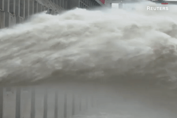 Đập Tam Hiệp xả lũ hồi tháng 7. Nguồn: Reuters.