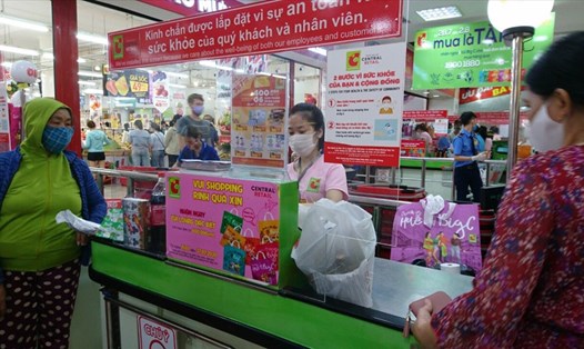 Tại các siêu thị, không còn cảnh người dân ồ ạt mua hàng tích trữ như đợt dịch trước đây. Ảnh: Lê Thị Hồng