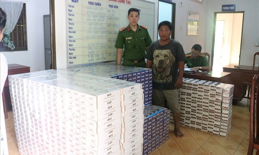 Công an tỉnh Trà Vinh đã tạm giữ hình sự đối tượng dùng ô tô vận chuyển 14.350 bao thuốc lá ngoại không rõ nguồn gốc. Ảnh: CACC