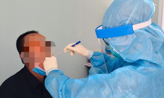 Cơ quan chức năng tỉnh Quảng Trị lấy mẫu bệnh phẩm xét nghiệm SARS-CoV-2. Ảnh: Thái Dương.
