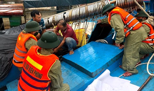 BĐBP Quảng Bình giúp ngư dân phòng chống bão số 2. Ảnh: LPL