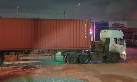 Đuổi theo 1km yêu cầu container quay lại hiện trường vụ tai nạn chết người. Ảnh: Dương Bình
