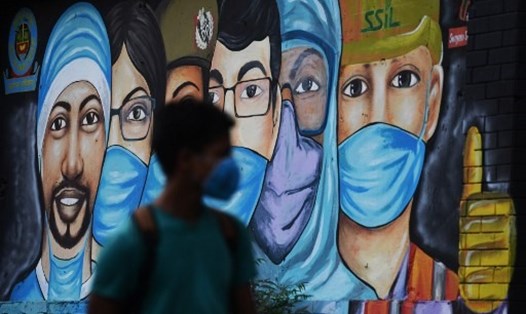Một bức bích họa về các nhân viên y tế trên tuyến đầu chống dịch ở đường phố New Delhi, Ấn Độ. Ảnh: AFP