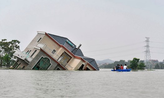 Mưa lớn gây lũ lụt ở huyện Bà Dương, tỉnh Giang Tây, miền trung Trung Quốc, ngày 15.7.2020. Ảnh: AFP
