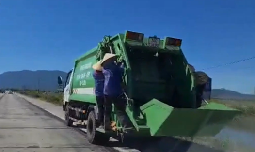 Để công nhân đứng bám sau thành thùng xe, tài xế xe chở rác này đã bị tước bằng lái 3 tháng. Ảnh: HV.
