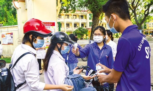 Học sinh Bắc Ninh đeo khẩu trang khi đi thi tốt nghiệp THPT. Ảnh: Baobacninh.com.vn.