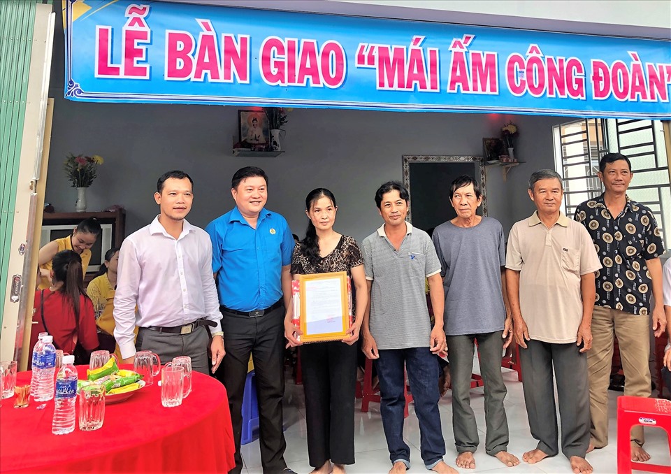 Bàn giao "Mái ấm Công đoàn" cho công nhân Phạm Ngọc Thi. Ảnh: Thanh Nhàn