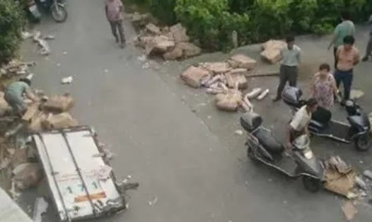 Dân ở một làng thuộc Trung Quốc đi xe máy đến "hôi" thịt lợn. Ảnh: China Daily