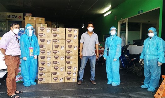 Quỹ Tấm lòng vàng Lao Động cùng Cty Nestlé Việt Nam hỗ trợ nước uống tăng lực cho y bác sĩ Miền Trung (ảnh T.B)