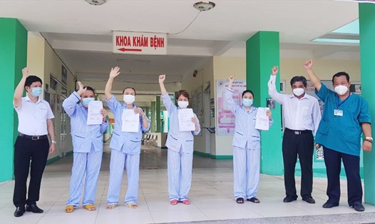 4 bệnh nhân tại Đà Nẵng khỏi COVID-19 được xuất viện. Ảnh: Thuỳ Trang