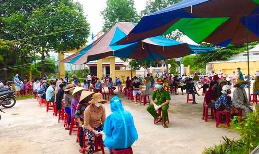Lấy mẫu xét nghiệm rộng rãi trong dân tại huyện Hòa Vang, Đà Nẵng. Ảnh: T.S