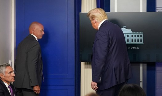 Tổng thống Trump được mật vụ Mỹ yêu cầu rời khỏi phòng họp báo tại Nhà Trắng ngay khi vừa bắt đầu. Ảnh: Reuters