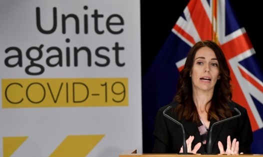 Thủ tướng New Zealand Jacinda Ardern chỉ đạo ứng phó COVID-19. Ảnh: AFP
