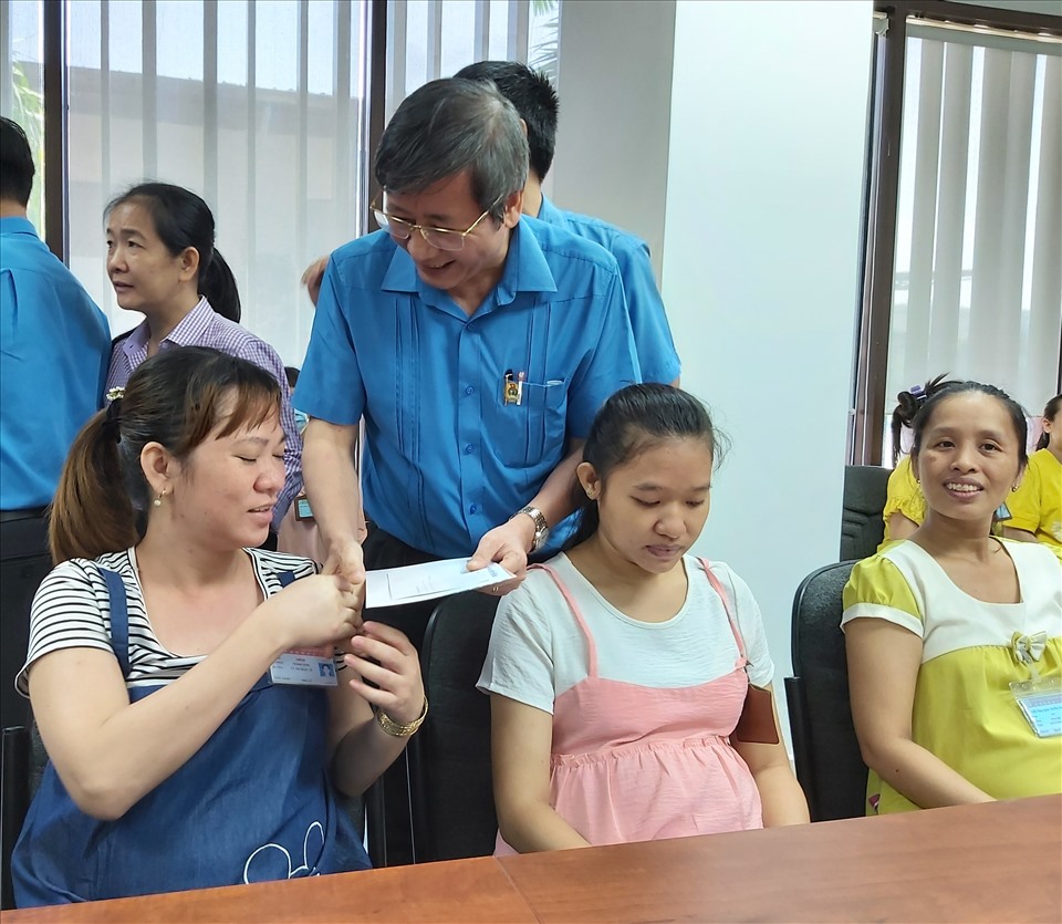 Phó Chủ tịch Thường trực Tổng LĐLĐVN Trần Thanh Hải tặng quà cho các nữ công nhân Công ty Huê Phong đang mang thai vào tháng 6.2020. Ảnh Nam Dương