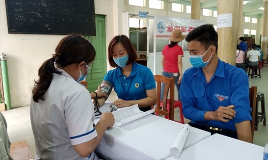 Bà Nguyễn Hà Thanh - Chủ tịch LĐLĐ thành phố Bảo Lộc tham gia hiến máu tình nguyện - ảnh Đình Ngọc