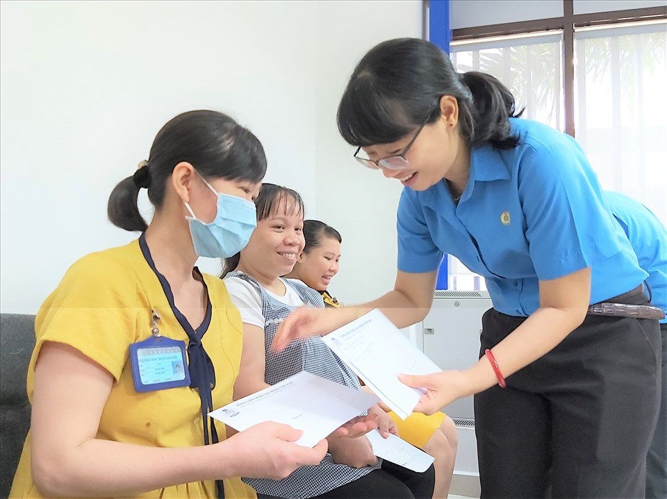 Bà Trần Thị Diệu Thúy, Chủ tịch LĐLĐ TPHCM tặng quà nữ công nhân Công ty Huê Phong đang mang thai thời điểm tháng 6.2020. Ảnh Nam Dương