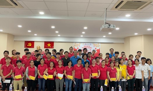 Đồng chí Lê Nho Thướng - Chủ tịch Công đoàn Dệt may Việt Nam  thăm, tặng quà công nhân lao động khuyết tật và nạn nhân chất độc da cam đang làm việc tại một số đơn vị trong hệ thống. Ảnh: CĐ DMVN