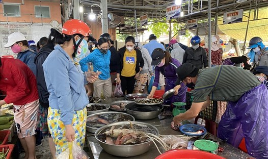 Mỗi hộ gia đình Đà Nẵng chỉ được đi chợ 3 ngày/lần. Ảnh: Thuỳ Trang