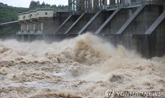Đập Gunnam trên sông Imjin chảy qua biên giới liên Triều xả lũ ngày 6.8.2020. Ảnh: Yonhap