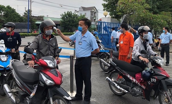 Việc đo thân nhiệt cho công nhân được duy trì thực hiện nghiêm túc. Ảnh: Dương Bình