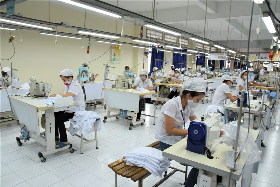 Nhiều doanh nghiệp ngành dệt may gặp khó khăn do dịch COVID-19 được tạm dừng đóng BHXH. Ảnh Nam Dương