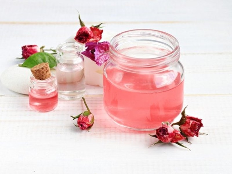 Có bao nhiêu loại nước hoa hồng được khuyên dùng cho da mụn và cách sử dụng chúng như thế nào?
